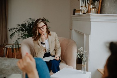 A mental health counselor meets with a client, illustrating careers built on MPCAC or CACREP accredited counseling degrees.